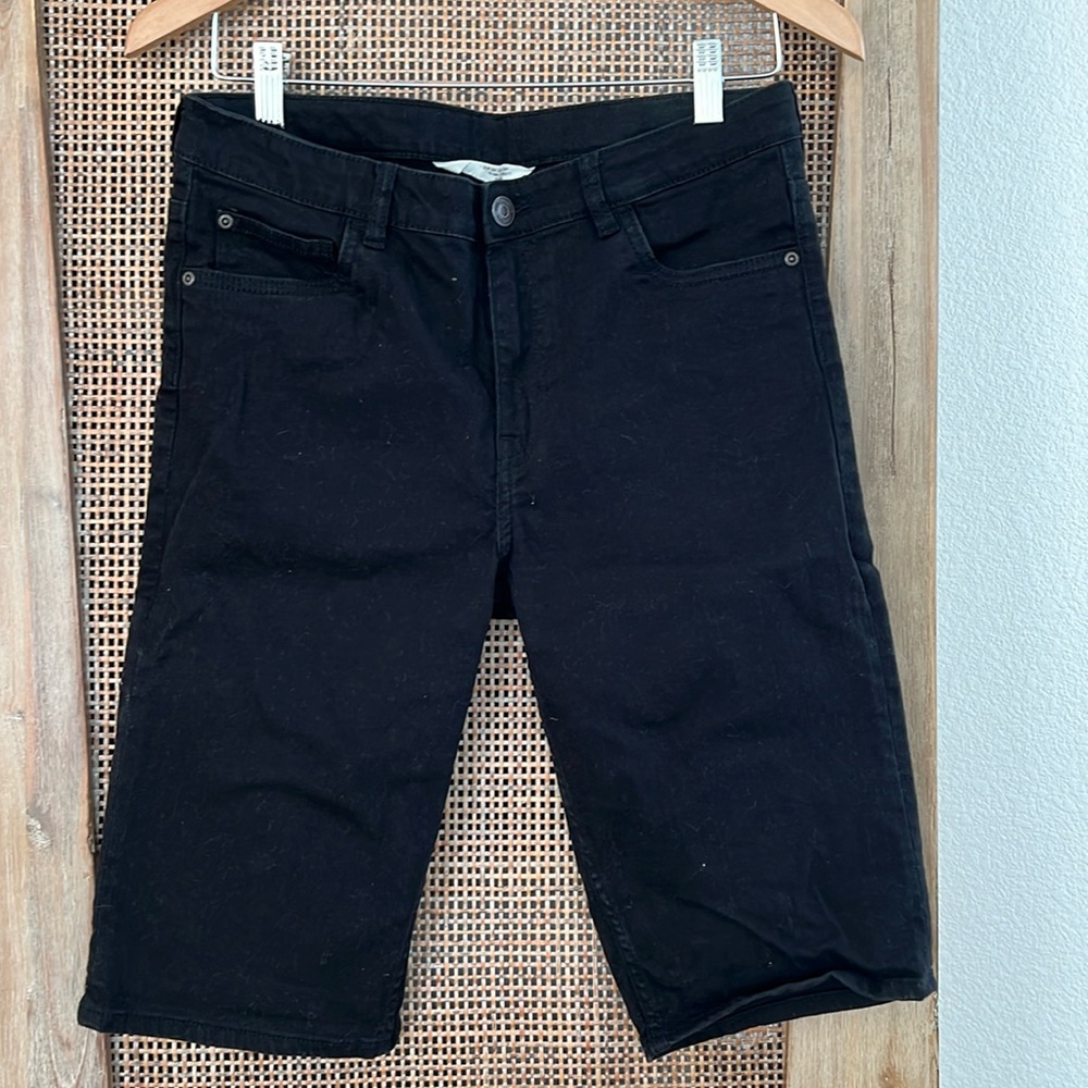 📫 BUY 2 for $20📫 H&M Boys Knee length Black Jean shorts size 13-14Y